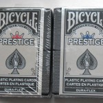 Lot de 2 jeux de cartes Bicycle Prestige 100% Plastique dans leurs coffrets (1 bleu + 1 rouge)